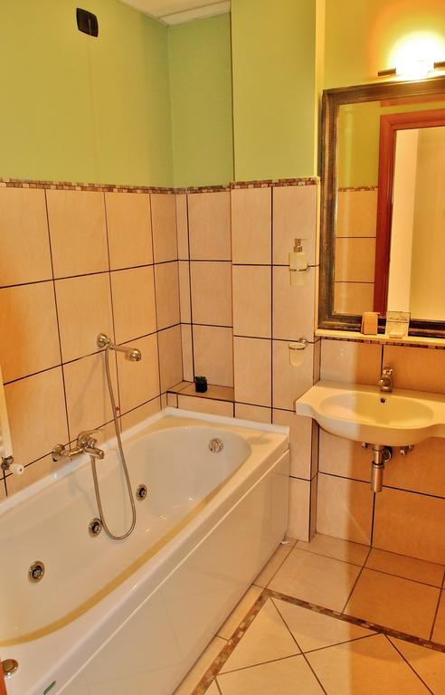 Hotel Rasula Alta Гравина ди Катания Екстериор снимка