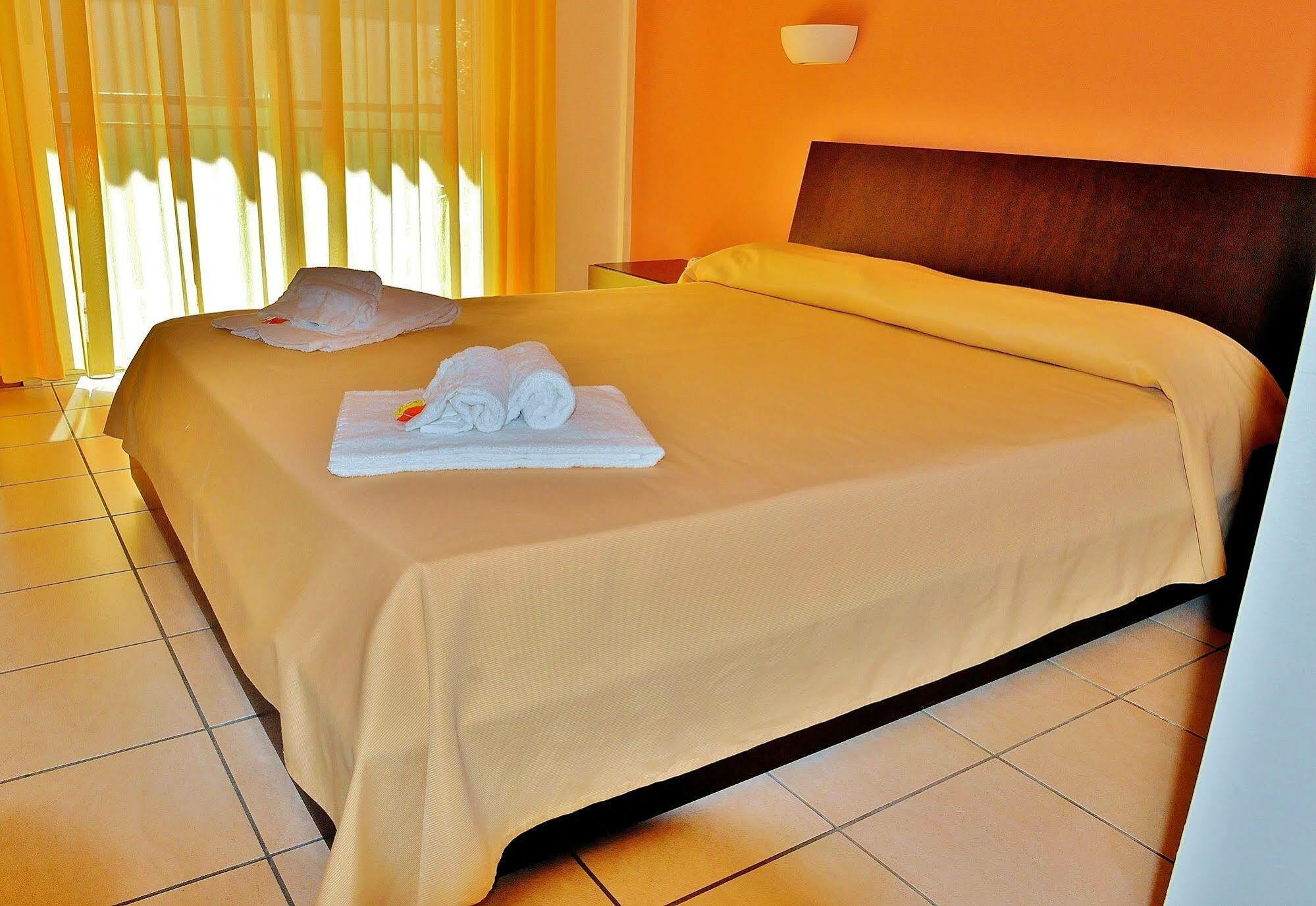 Hotel Rasula Alta Гравина ди Катания Екстериор снимка