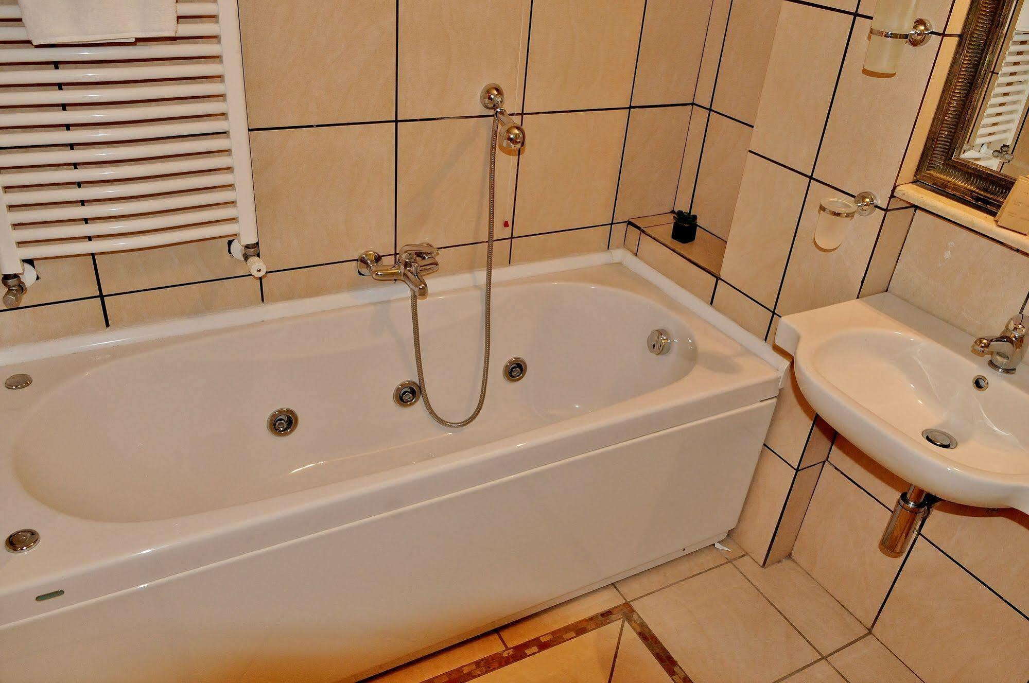 Hotel Rasula Alta Гравина ди Катания Екстериор снимка